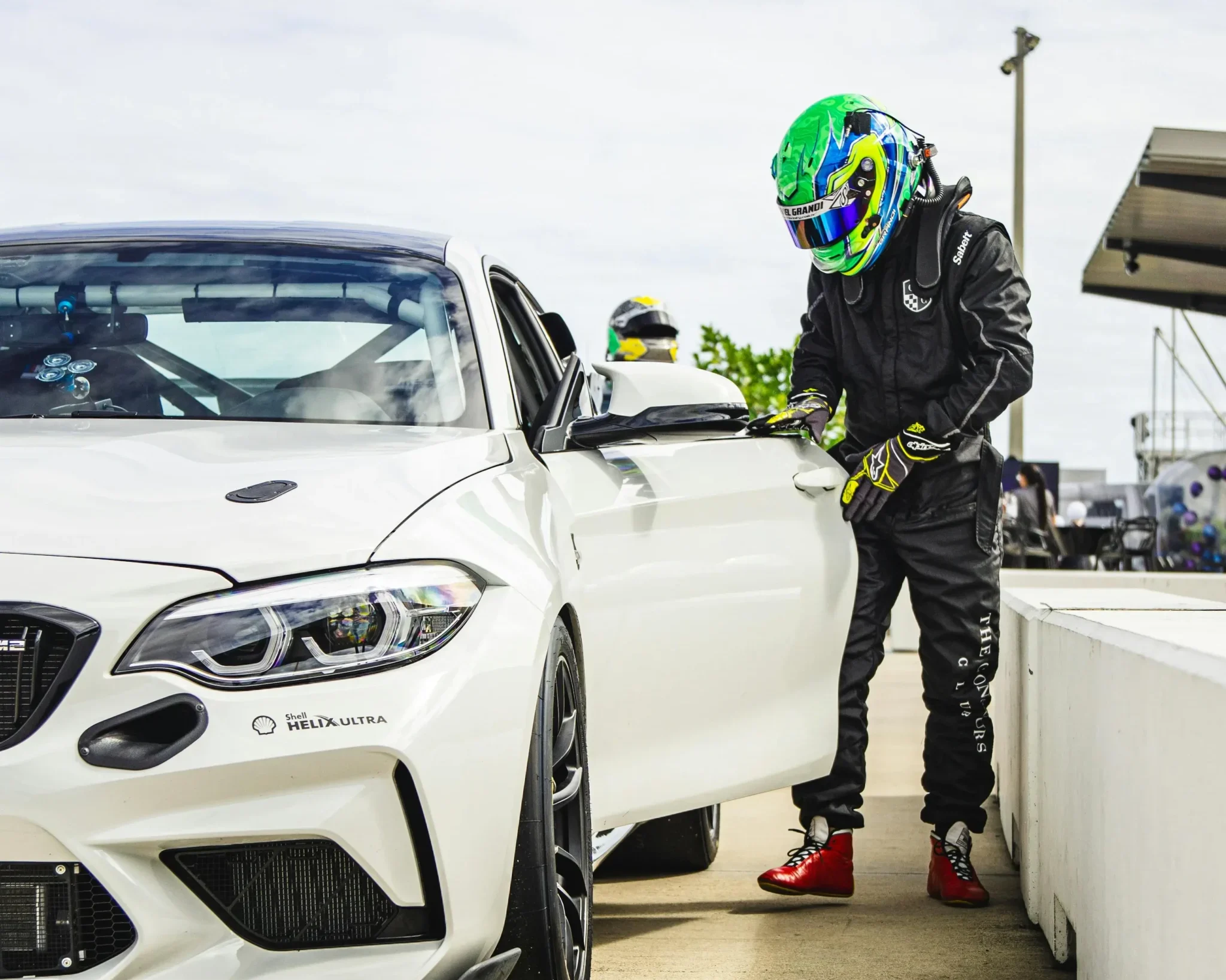 piloto preparandose para conducir un bmw